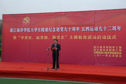 广东汕头海边出现一头死亡鲸鱼:已有工作人员到场处置,看看吧