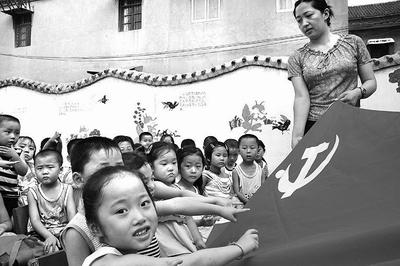 香港警方突击搜查252个娱乐场所,拘捕347人