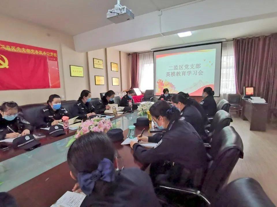 你怎么看待那些大街上卖唱的人？